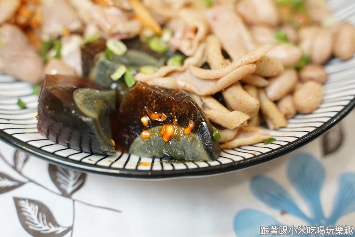 夏天吃最對味!煙燻「舒肥鹽水雞」搭特製祕醬超Juicy,下酒必點無骨鳳爪、爽脆鴨腸 夏天吃最對味!煙燻「舒肥鹽水雞」搭特製祕醬超Juicy,下酒必點無骨鳳爪、爽脆鴨腸
