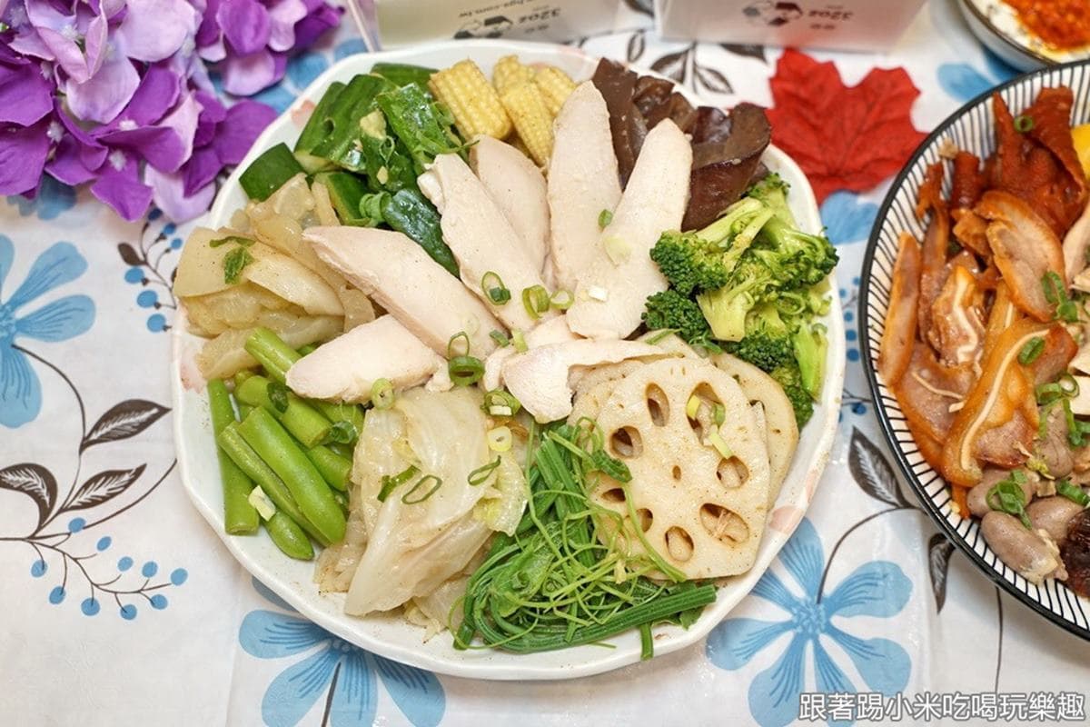 夏天吃最對味!煙燻「舒肥鹽水雞」搭特製祕醬超Juicy,下酒必點無骨鳳爪、爽脆鴨腸 夏天吃最對味!煙燻「舒肥鹽水雞」搭特製祕醬超Juicy,下酒必點無骨鳳爪、爽脆鴨腸