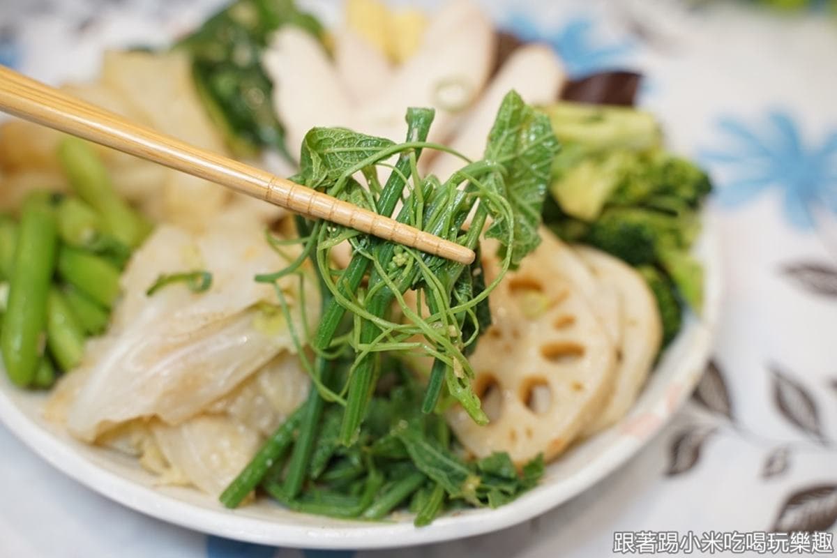 夏天吃最對味!煙燻「舒肥鹽水雞」搭特製祕醬超Juicy,下酒必點無骨鳳爪、爽脆鴨腸 夏天吃最對味!煙燻「舒肥鹽水雞」搭特製祕醬超Juicy,下酒必點無骨鳳爪、爽脆鴨腸