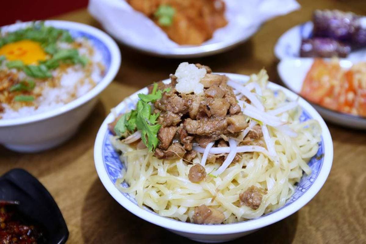 【新開店】買一送一!古早味麵店必嘗Q彈「拉仔麵」,每日鮮榨豬油「微笑拌飯」超療癒 【新開店】買一送一!古早味麵店必嘗Q彈「拉仔麵」,每日鮮榨豬油「微笑拌飯」超療癒
