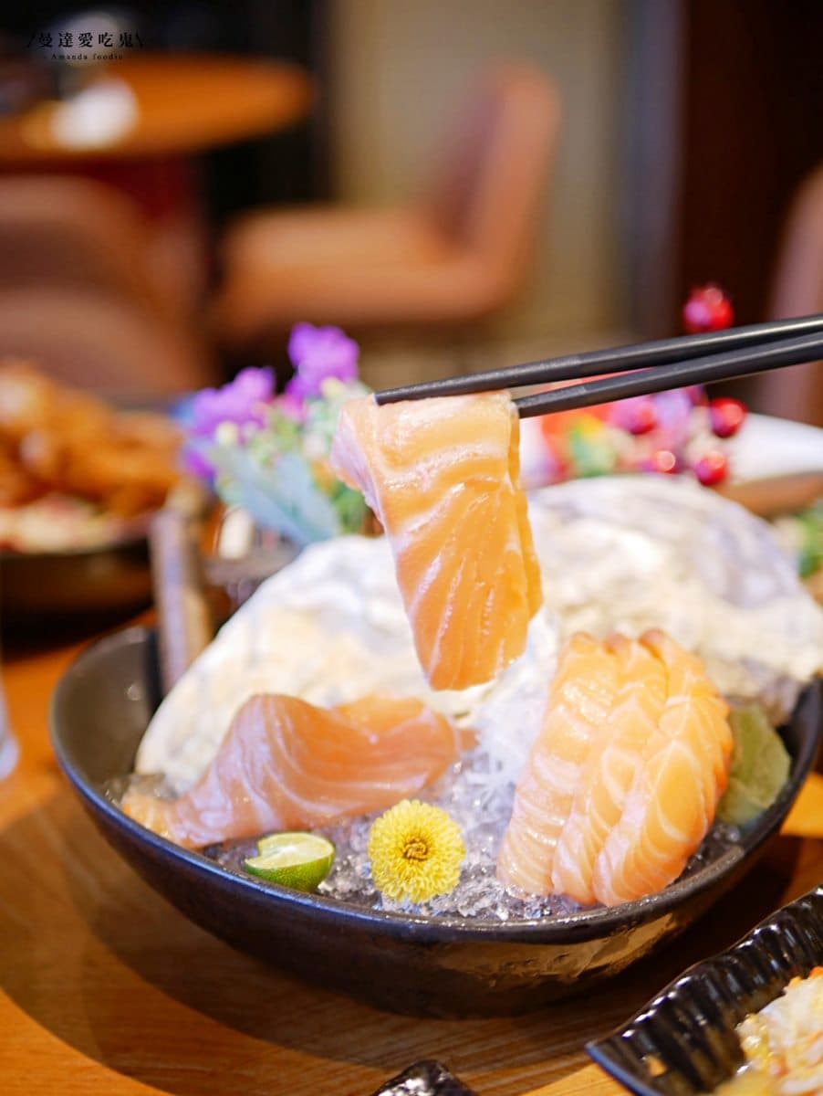 五星級主廚坐鎮!道地居酒屋必點微甜「焦糖鮭魚握壽司」,薄皮酥炸軟殼蟹愈咬愈唰嘴 五星級主廚坐鎮!道地居酒屋必點微甜「焦糖鮭魚握壽司」,薄皮酥炸軟殼蟹愈咬愈唰嘴