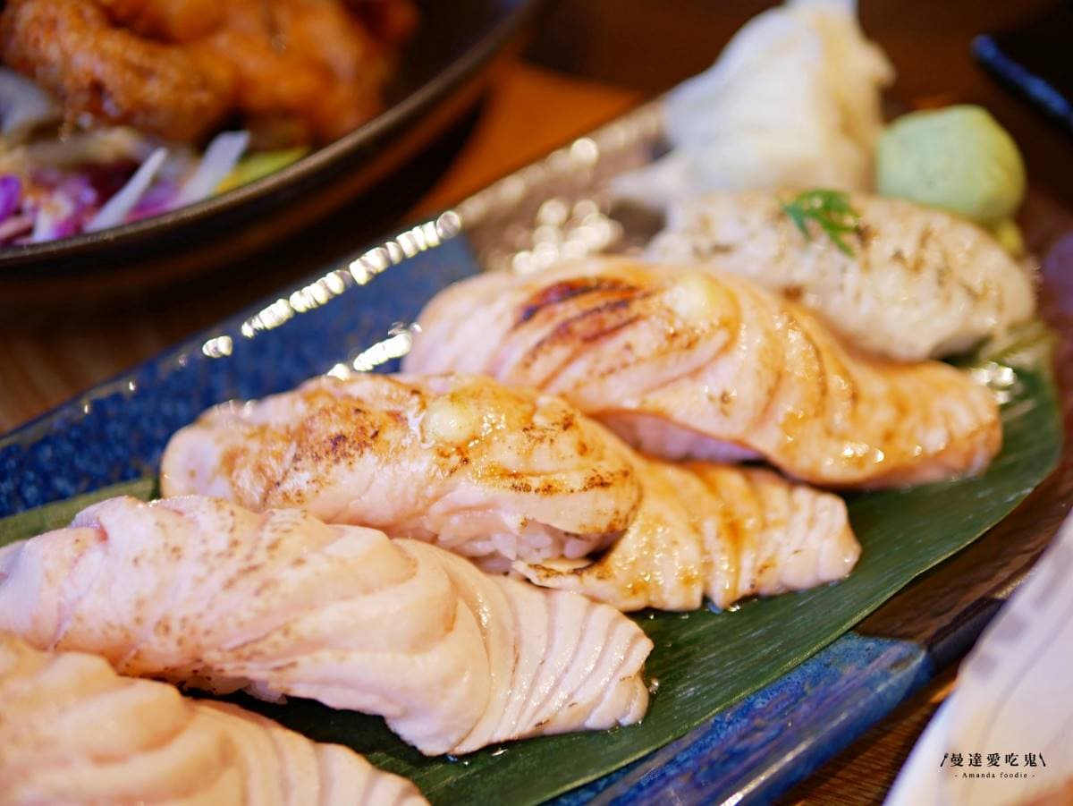 五星級主廚坐鎮!道地居酒屋必點微甜「焦糖鮭魚握壽司」,薄皮酥炸軟殼蟹愈咬愈唰嘴 五星級主廚坐鎮!道地居酒屋必點微甜「焦糖鮭魚握壽司」,薄皮酥炸軟殼蟹愈咬愈唰嘴