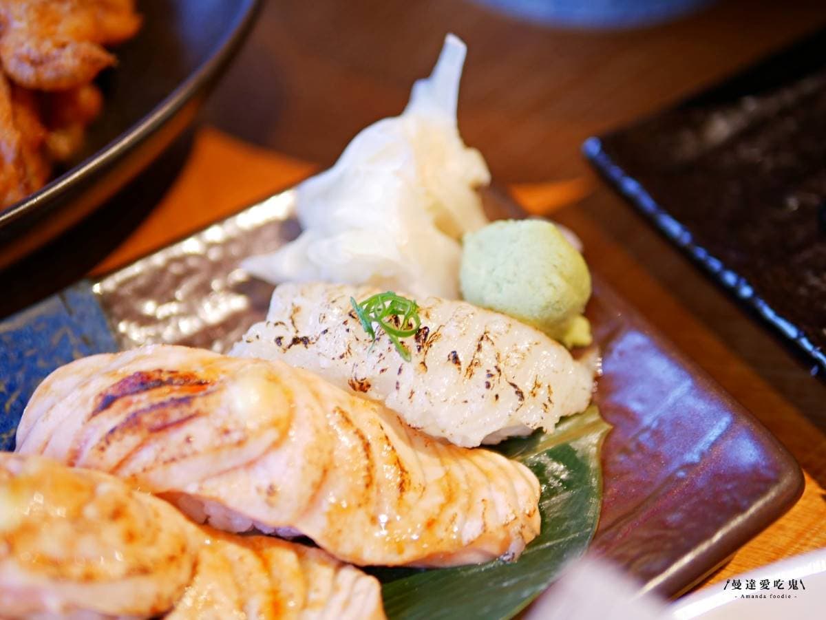 五星級主廚坐鎮!道地居酒屋必點微甜「焦糖鮭魚握壽司」,薄皮酥炸軟殼蟹愈咬愈唰嘴 五星級主廚坐鎮!道地居酒屋必點微甜「焦糖鮭魚握壽司」,薄皮酥炸軟殼蟹愈咬愈唰嘴