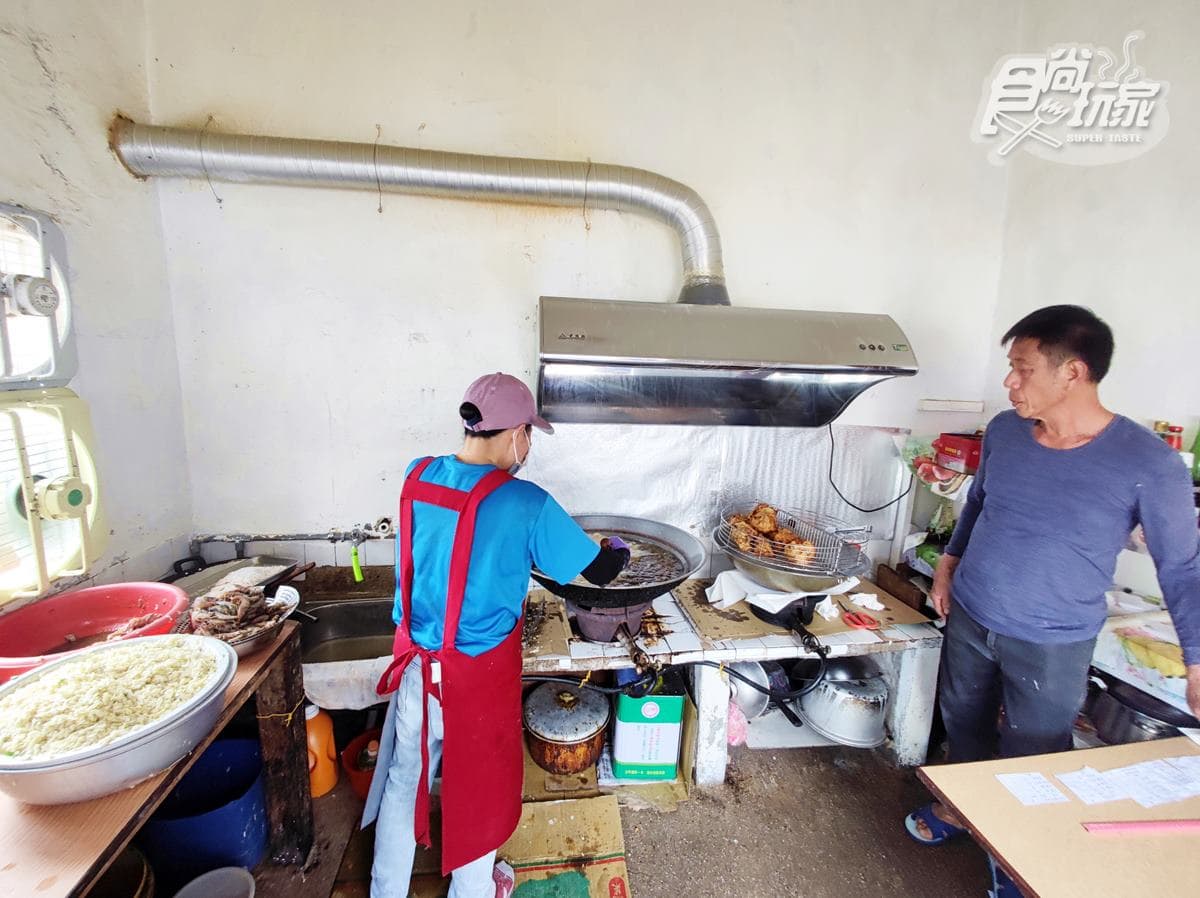 僅此1家!澎湖最強「雙拼炸粿」吃得到海蝦+鯊魚,櫃檯竟然在廚房 僅此1家!澎湖最強「雙拼炸粿」吃得到海蝦+鯊魚,櫃檯竟然在廚房