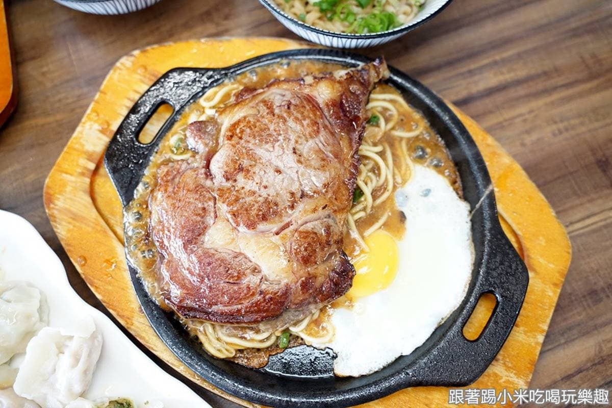 超有哏水餃店!嗜辣者必嘗「噴火龍」口味,肉控再嗑比臉還大「肩胛肉牛排」 超有哏水餃店!嗜辣者必嘗「噴火龍」口味,肉控再嗑比臉還大「肩胛肉牛排」