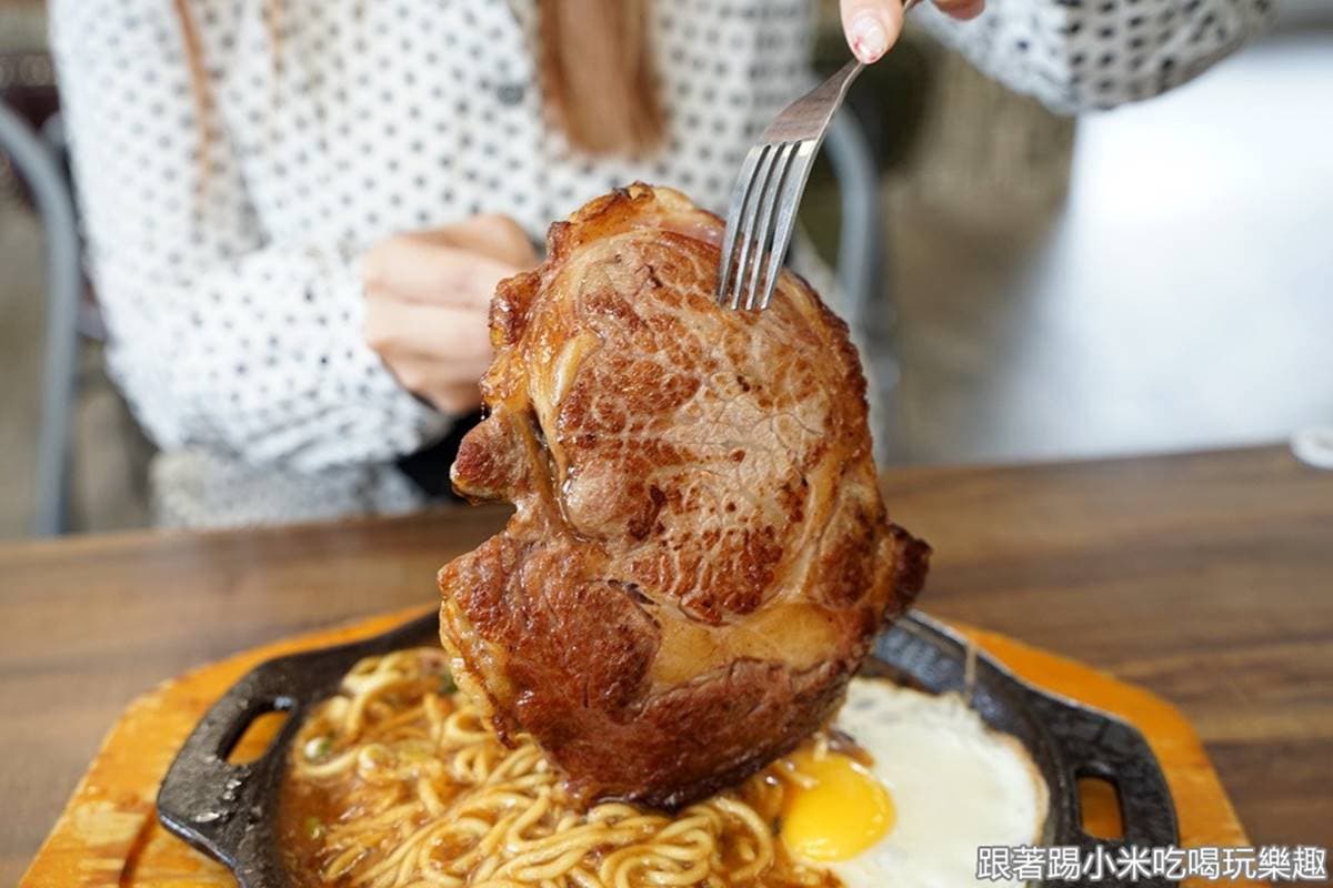 超有哏水餃店!嗜辣者必嘗「噴火龍」口味,肉控再嗑比臉還大「肩胛肉牛排」 超有哏水餃店!嗜辣者必嘗「噴火龍」口味,肉控再嗑比臉還大「肩胛肉牛排」
