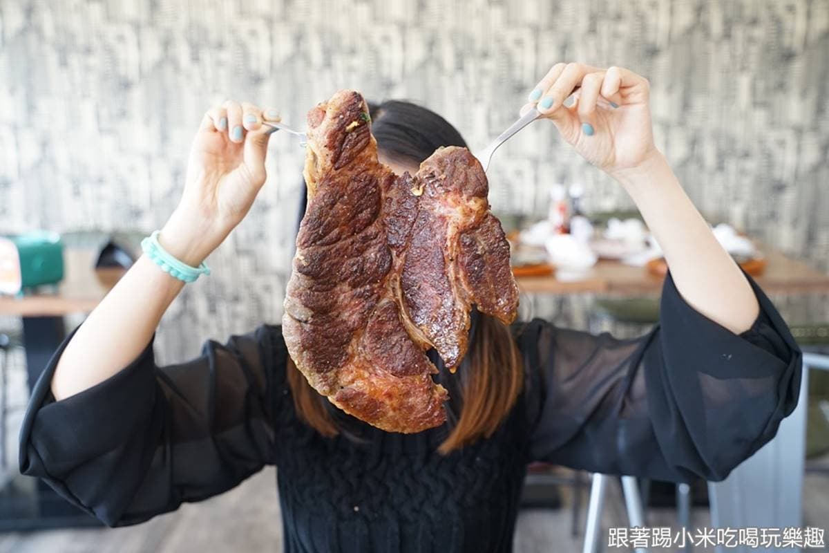 超有哏水餃店!嗜辣者必嘗「噴火龍」口味,肉控再嗑比臉還大「肩胛肉牛排」 超有哏水餃店!嗜辣者必嘗「噴火龍」口味,肉控再嗑比臉還大「肩胛肉牛排」