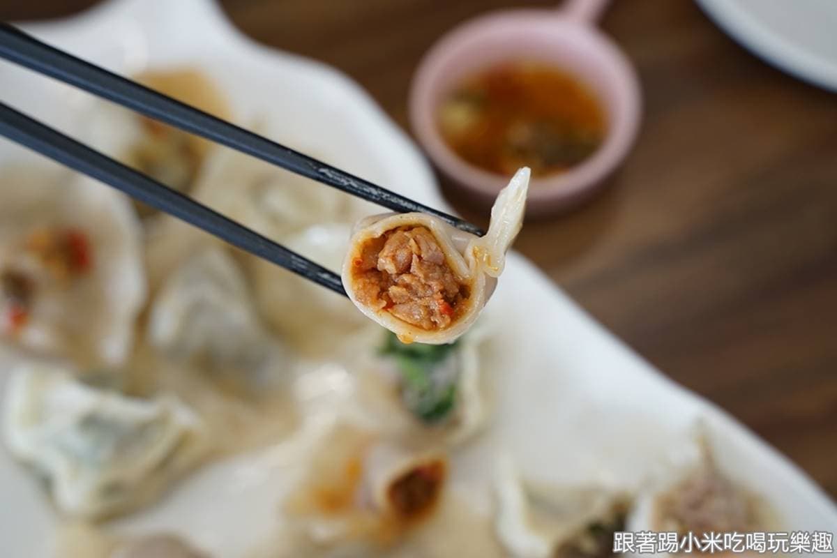 超有哏水餃店!嗜辣者必嘗「噴火龍」口味,肉控再嗑比臉還大「肩胛肉牛排」 超有哏水餃店!嗜辣者必嘗「噴火龍」口味,肉控再嗑比臉還大「肩胛肉牛排」