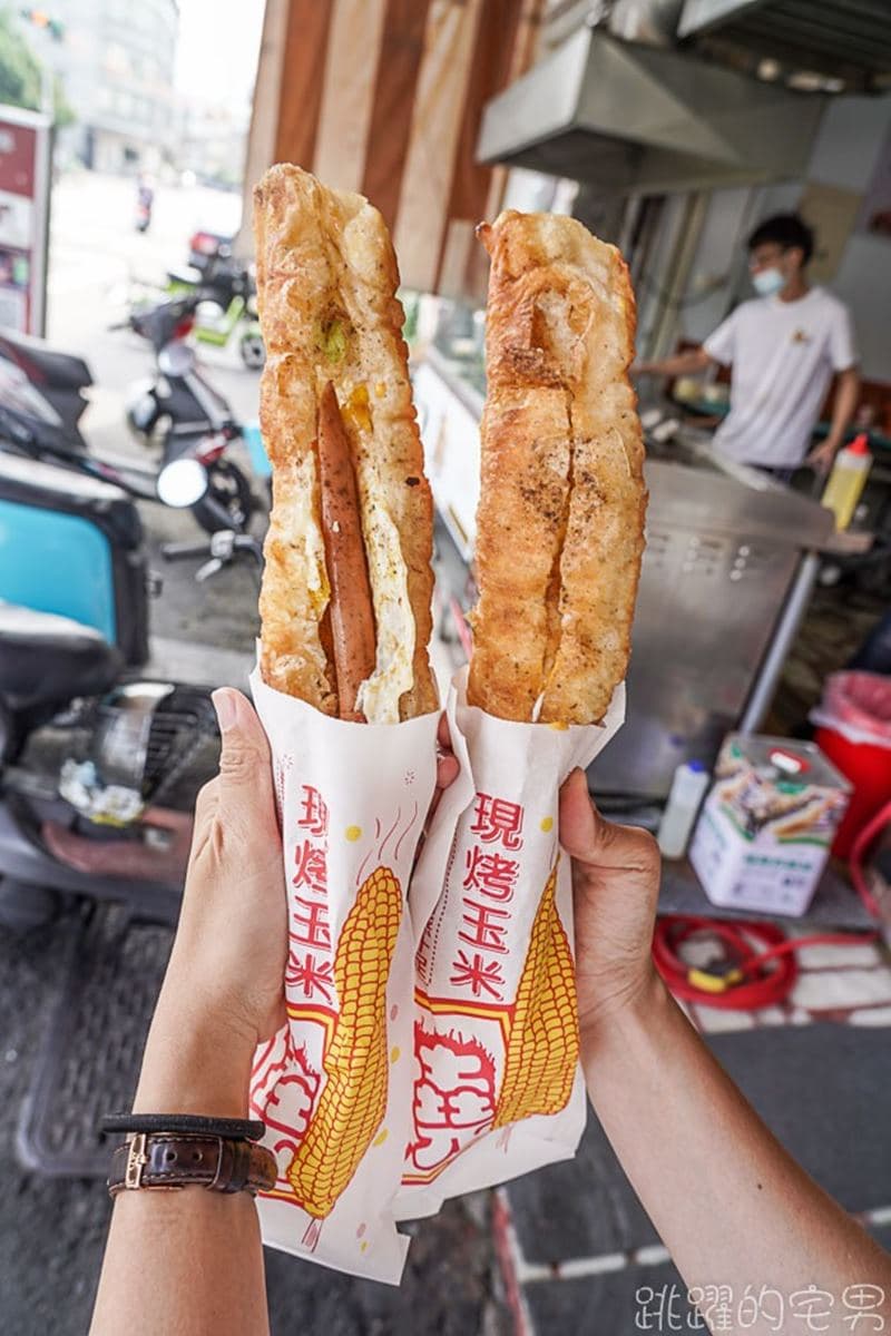 全台唯一!鹹油條獨門「蓬鬆口感」像吃炸蛋蔥油餅,夾入「德腸、荷包蛋」超對味 全台唯一!鹹油條獨門「蓬鬆口感」像吃炸蛋蔥油餅,夾入「德腸、荷包蛋」超對味