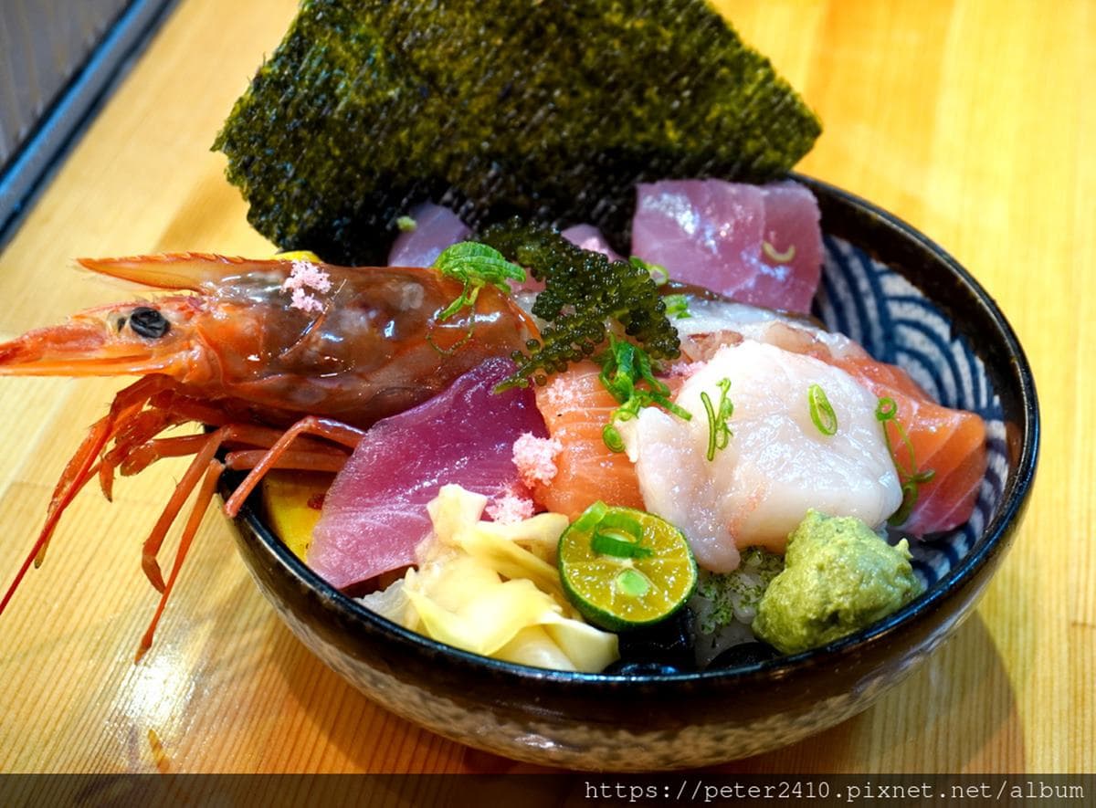 台版築地直送魚料!大分量厚切「海鮮丼」只要250元,撒粉紅魚鬆、海葡萄提味更加分 台版築地直送魚料!大分量厚切「海鮮丼」只要250元,撒粉紅魚鬆、海葡萄提味更加分