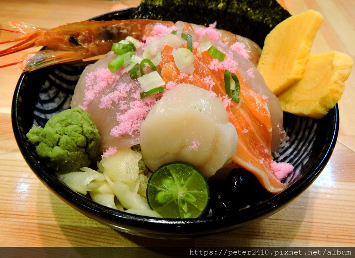 台版築地直送魚料!大分量厚切「海鮮丼」只要250元,撒粉紅魚鬆、海葡萄提味更加分 台版築地直送魚料!大分量厚切「海鮮丼」只要250元,撒粉紅魚鬆、海葡萄提味更加分