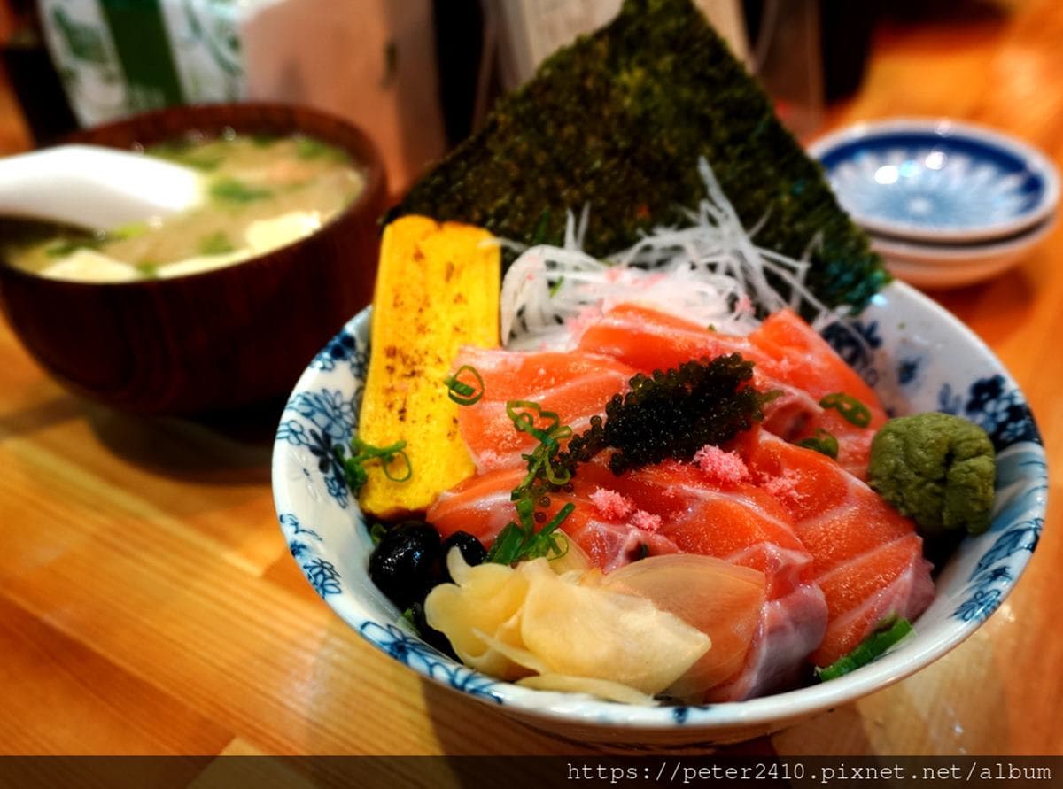 台版築地直送魚料!大分量厚切「海鮮丼」只要250元,撒粉紅魚鬆、海葡萄提味更加分 台版築地直送魚料!大分量厚切「海鮮丼」只要250元,撒粉紅魚鬆、海葡萄提味更加分