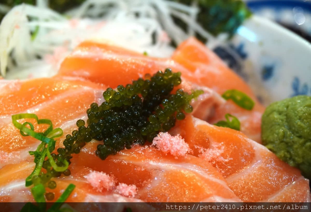 台版築地直送魚料!大分量厚切「海鮮丼」只要250元,撒粉紅魚鬆、海葡萄提味更加分 台版築地直送魚料!大分量厚切「海鮮丼」只要250元,撒粉紅魚鬆、海葡萄提味更加分