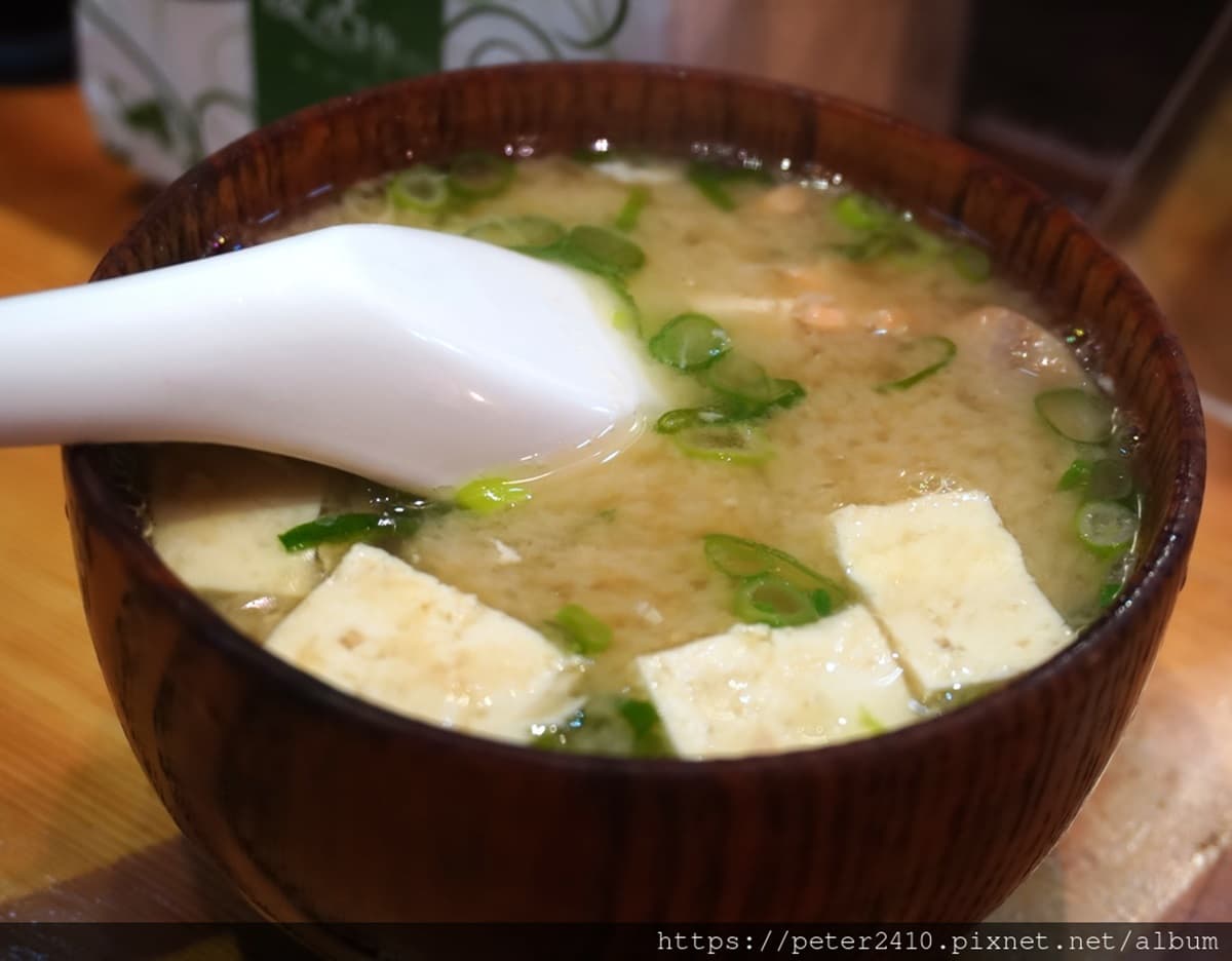 台版築地直送魚料!大分量厚切「海鮮丼」只要250元,撒粉紅魚鬆、海葡萄提味更加分 台版築地直送魚料!大分量厚切「海鮮丼」只要250元,撒粉紅魚鬆、海葡萄提味更加分