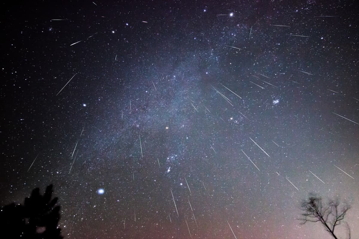 今年最壯觀「英仙座流星雨」8/12登場!每小時百顆流星畫破天際,最佳觀測時間出爐 今年最壯觀「英仙座流星雨」8/12登場!每小時百顆流星畫破天際,最佳觀測時間出爐