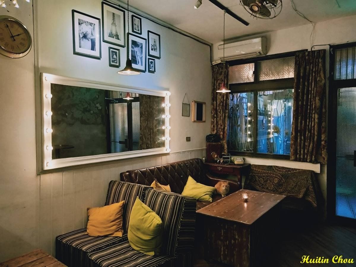 店貓店狗陪吃!隱藏版「老宅餐酒館」打卡必拍復古風擺設,先嗑大塊鮭魚青醬麵 店貓店狗陪吃!隱藏版「老宅餐酒館」打卡必拍復古風擺設,先嗑大塊鮭魚青醬麵