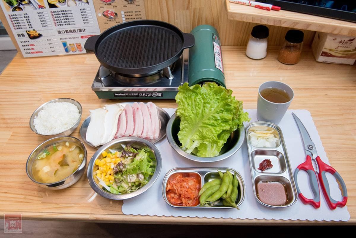 邊緣人沒關係!全台5家1人燒肉店:半包廂追劇、首創迴轉燒肉、220元爽吃 超有哏燒肉店1人也能爽吃!半包廂空間還附電視、充電座,中秋節來這超過癮