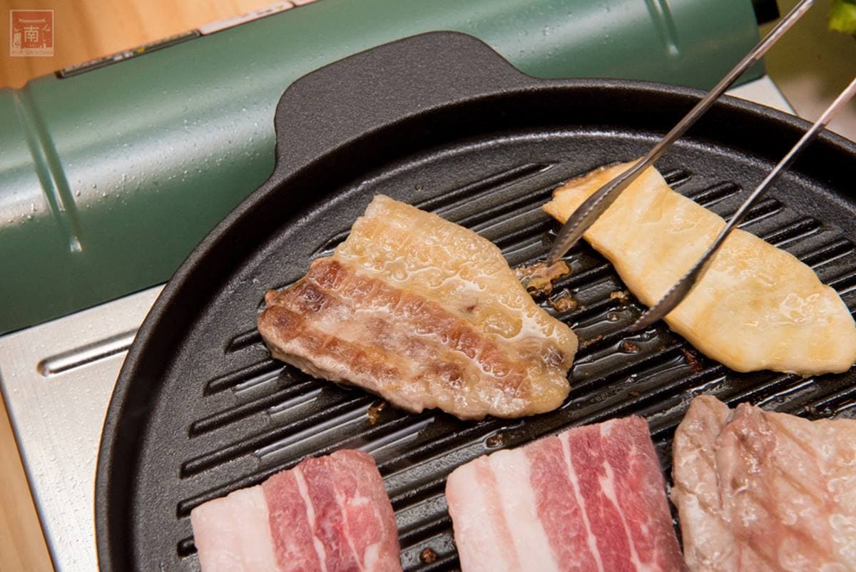 邊緣人沒關係!全台5家1人燒肉店:半包廂追劇、首創迴轉燒肉、220元爽吃 超有哏燒肉店1人也能爽吃!半包廂空間還附電視、充電座,中秋節來這超過癮