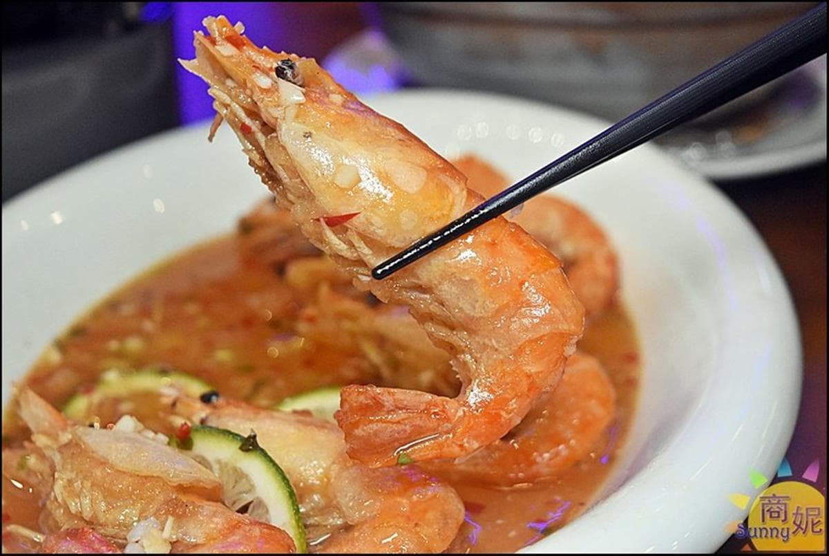 整艘船開進店!IG暴紅「海鮮餐廳」必點隱藏版鹽焗蝦,屏東直送「泰國蝦」每隻都爆膏 整艘船開進店!IG暴紅「海鮮餐廳」必點隱藏版鹽焗蝦,屏東直送「泰國蝦」每隻都爆膏