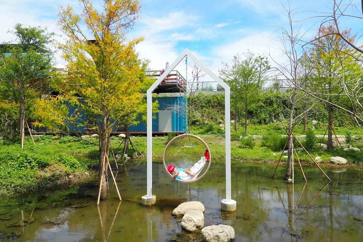 IG暴紅!景觀咖啡廳「夢幻階梯」拍出空中漫步感,水上愛心、粉嫩貨櫃網美瘋打卡 IG暴紅!景觀咖啡廳「夢幻階梯」拍出空中漫步感,水上愛心、粉嫩貨櫃網美瘋打卡