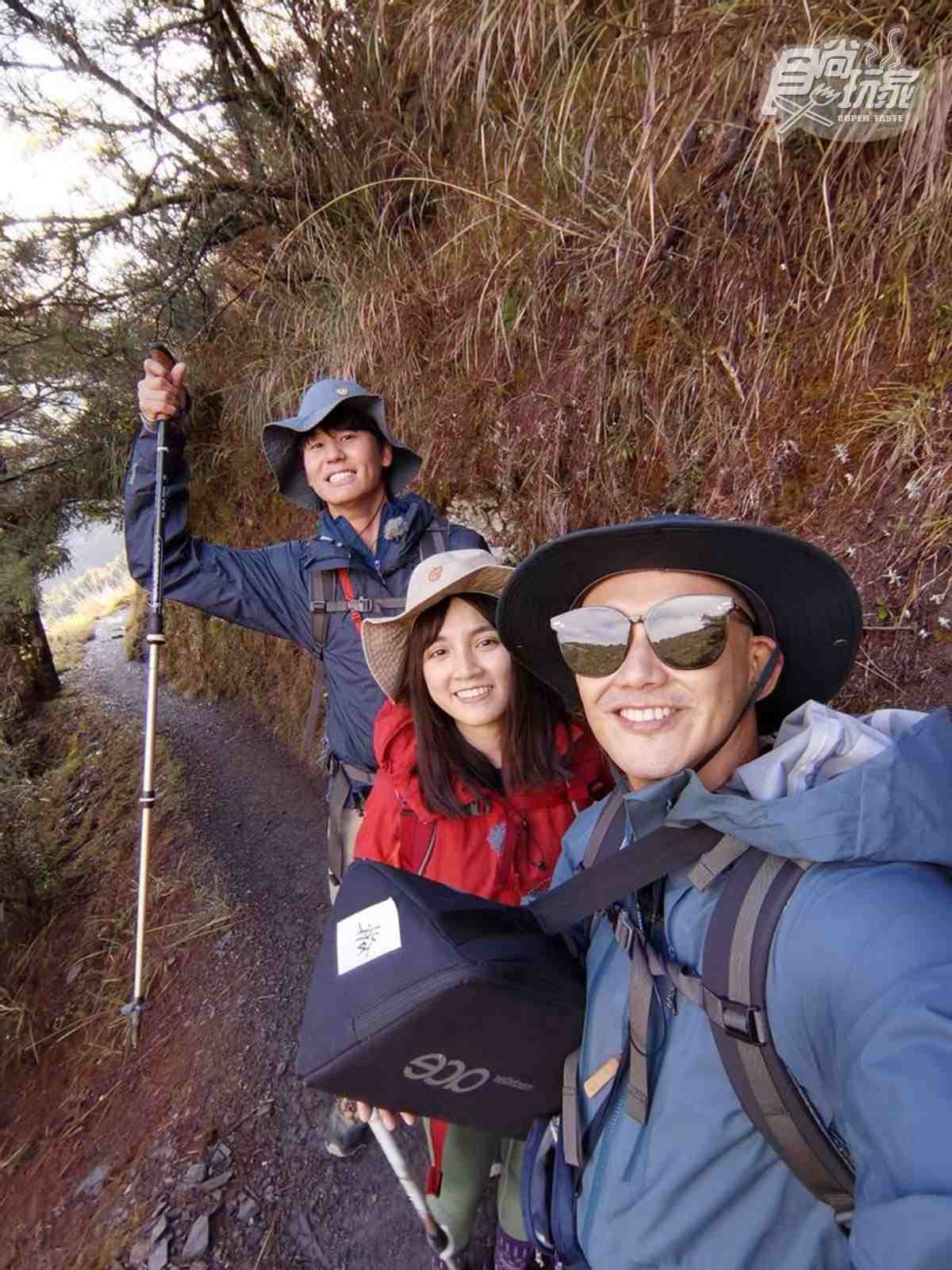 《熱血48小時》攻頂玉山!威廉狂吻海拔3952公尺石碑,搞笑分享口感「又冰又甜」 《熱血48小時》攻頂玉山!威廉狂吻海拔3952公尺石碑,搞笑分享口感「又冰又甜」