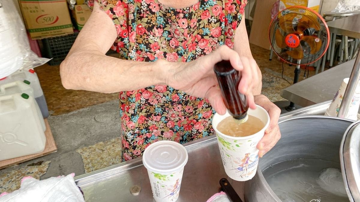 1碗只要30元!古早味「白粉圓」每天限量300份,加點「香蕉油」清爽不甜膩 1碗只要30元!古早味「白粉圓」每天限量300份,加點「香蕉油」清爽不甜膩