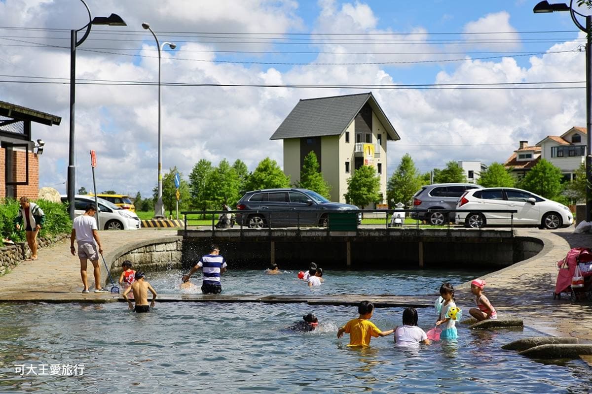 馬路旁就能玩水!免費戲水區泡「天然湧泉」超涼快,小孩最愛水中「迷你溜滑梯」 馬路旁就能玩水!免費戲水區泡「天然湧泉」超涼快,小孩最愛水中「迷你溜滑梯」