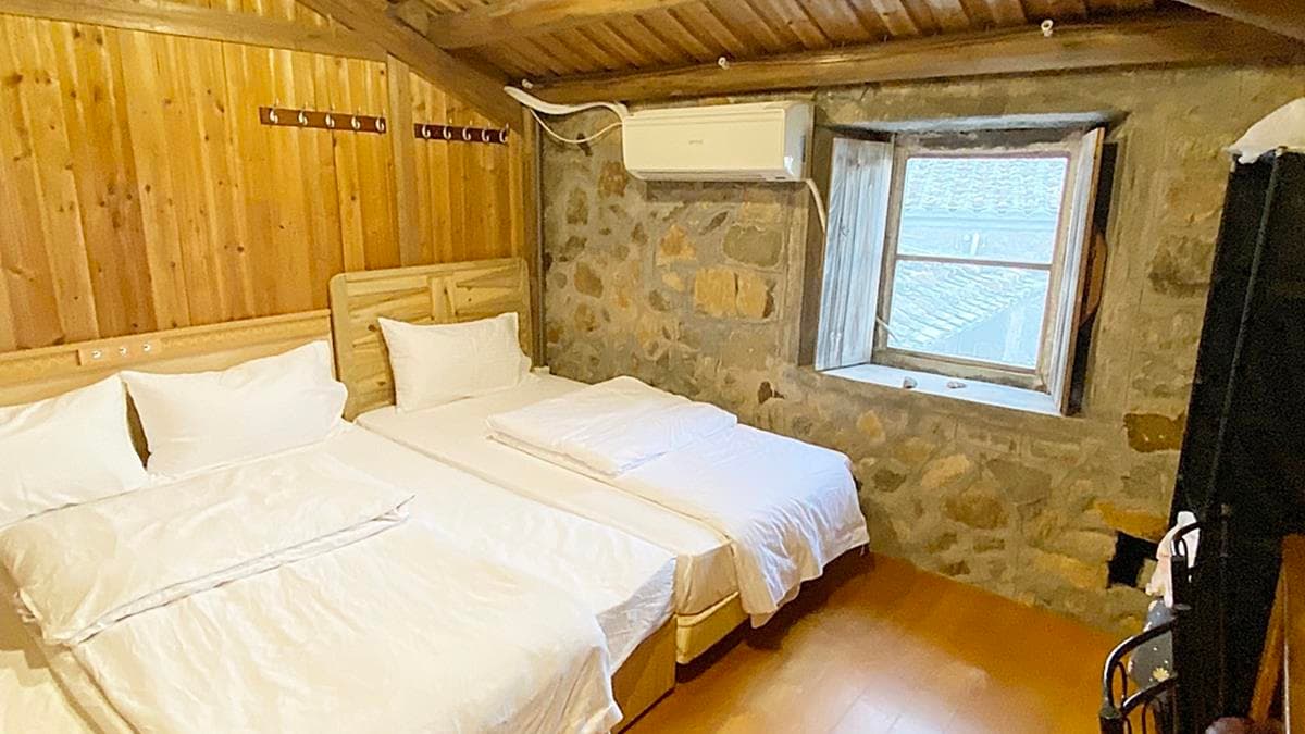 1秒穿越!入住百年石頭屋打卡「台灣小地中海」,開窗就能賞超夢幻海景 1秒穿越!入住百年石頭屋打卡「台灣小地中海」,開窗就能賞超夢幻海景