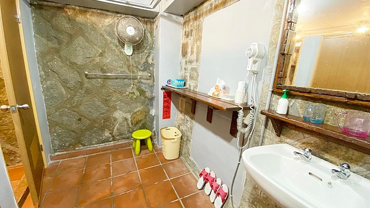 1秒穿越!入住百年石頭屋打卡「台灣小地中海」,開窗就能賞超夢幻海景 1秒穿越!入住百年石頭屋打卡「台灣小地中海」,開窗就能賞超夢幻海景