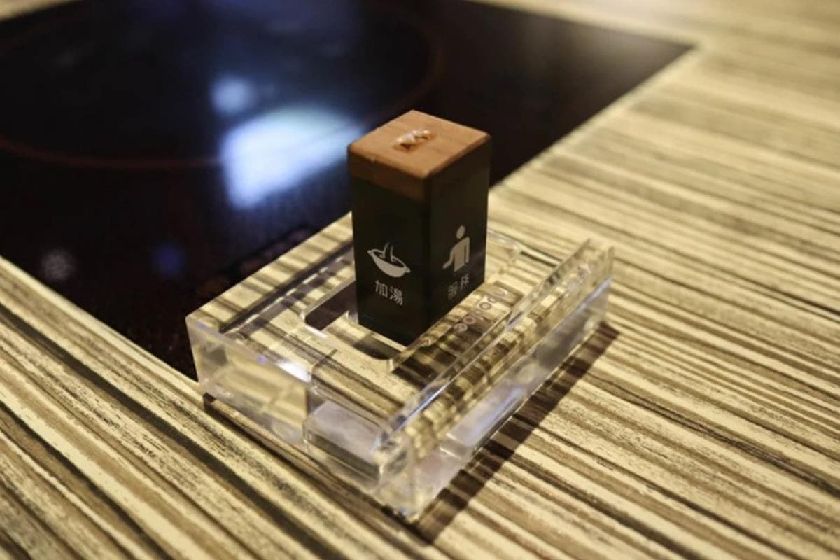 老饕才知道!隱藏版麻辣鍋「果凍鴨血」嫩到用刀叉吃,王子麵必加「迷迭香辣油」超銷魂 老饕才知道!隱藏版麻辣鍋「果凍鴨血」嫩到用刀叉吃,王子麵必加「迷迭香辣油」超銷魂