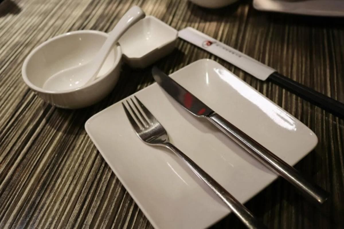 老饕才知道!隱藏版麻辣鍋「果凍鴨血」嫩到用刀叉吃,王子麵必加「迷迭香辣油」超銷魂 老饕才知道!隱藏版麻辣鍋「果凍鴨血」嫩到用刀叉吃,王子麵必加「迷迭香辣油」超銷魂