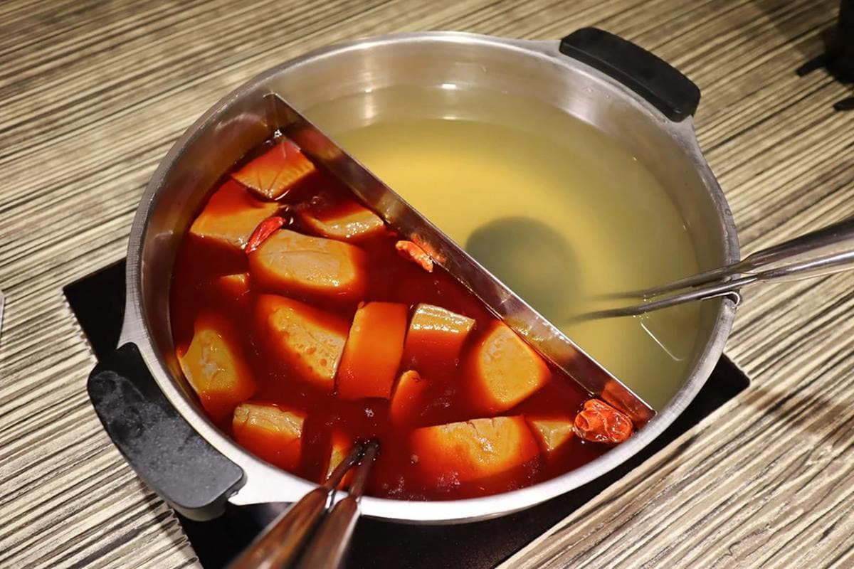 老饕才知道!隱藏版麻辣鍋「果凍鴨血」嫩到用刀叉吃,王子麵必加「迷迭香辣油」超銷魂 老饕才知道!隱藏版麻辣鍋「果凍鴨血」嫩到用刀叉吃,王子麵必加「迷迭香辣油」超銷魂