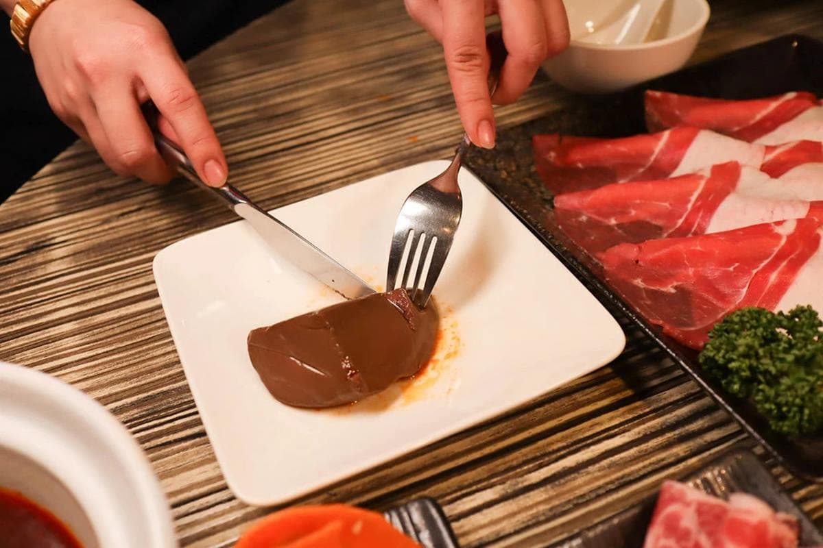 老饕才知道!隱藏版麻辣鍋「果凍鴨血」嫩到用刀叉吃,王子麵必加「迷迭香辣油」超銷魂 老饕才知道!隱藏版麻辣鍋「果凍鴨血」嫩到用刀叉吃,王子麵必加「迷迭香辣油」超銷魂