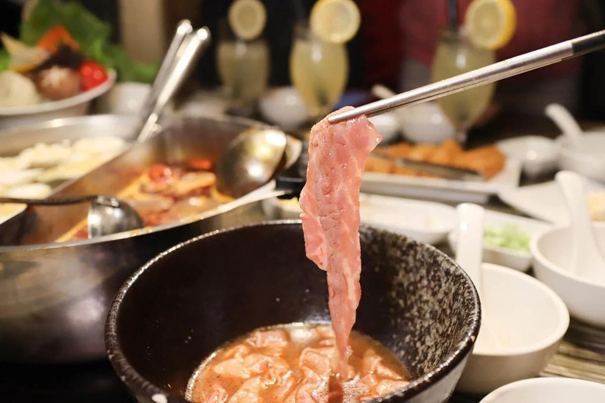老饕才知道!隱藏版麻辣鍋「果凍鴨血」嫩到用刀叉吃,王子麵必加「迷迭香辣油」超銷魂 老饕才知道!隱藏版麻辣鍋「果凍鴨血」嫩到用刀叉吃,王子麵必加「迷迭香辣油」超銷魂