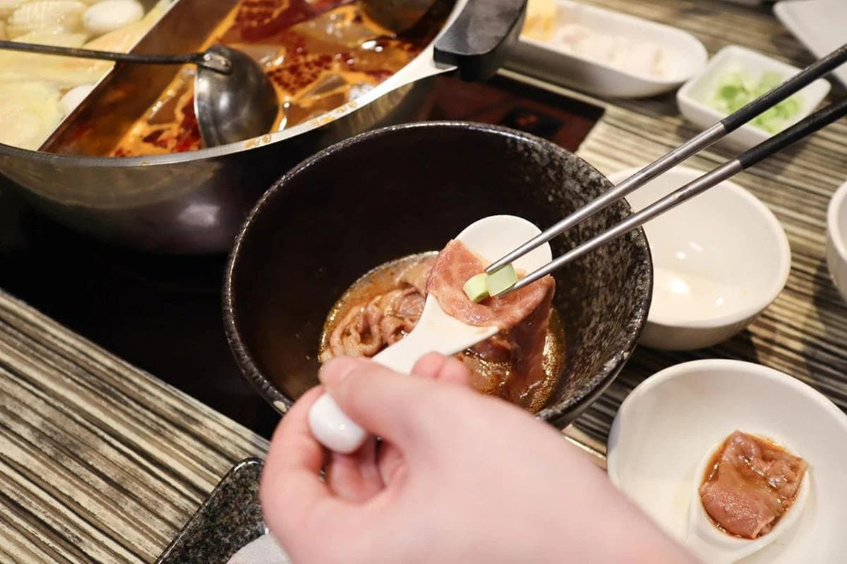 老饕才知道!隱藏版麻辣鍋「果凍鴨血」嫩到用刀叉吃,王子麵必加「迷迭香辣油」超銷魂 老饕才知道!隱藏版麻辣鍋「果凍鴨血」嫩到用刀叉吃,王子麵必加「迷迭香辣油」超銷魂