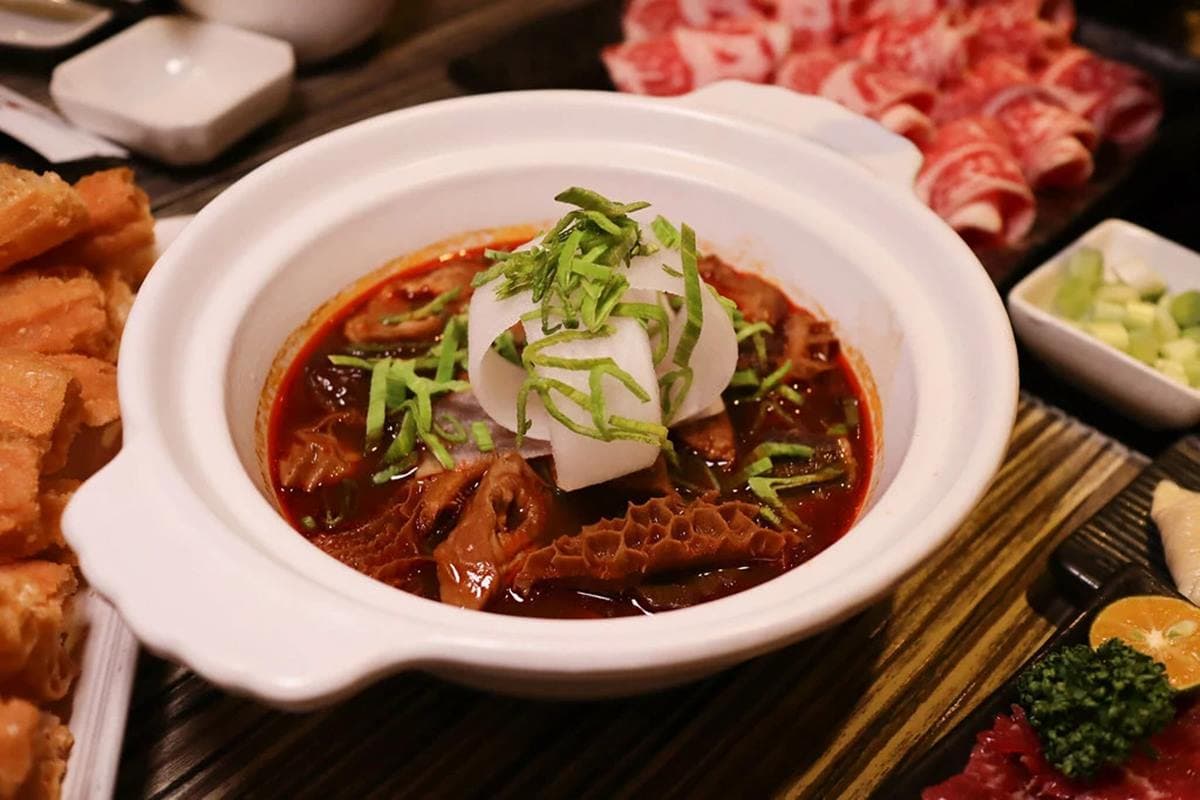 老饕才知道!隱藏版麻辣鍋「果凍鴨血」嫩到用刀叉吃,王子麵必加「迷迭香辣油」超銷魂 老饕才知道!隱藏版麻辣鍋「果凍鴨血」嫩到用刀叉吃,王子麵必加「迷迭香辣油」超銷魂