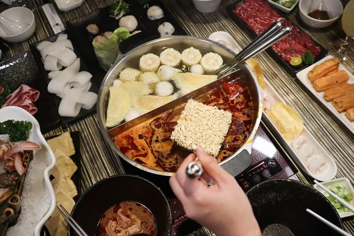 老饕才知道!隱藏版麻辣鍋「果凍鴨血」嫩到用刀叉吃,王子麵必加「迷迭香辣油」超銷魂 老饕才知道!隱藏版麻辣鍋「果凍鴨血」嫩到用刀叉吃,王子麵必加「迷迭香辣油」超銷魂