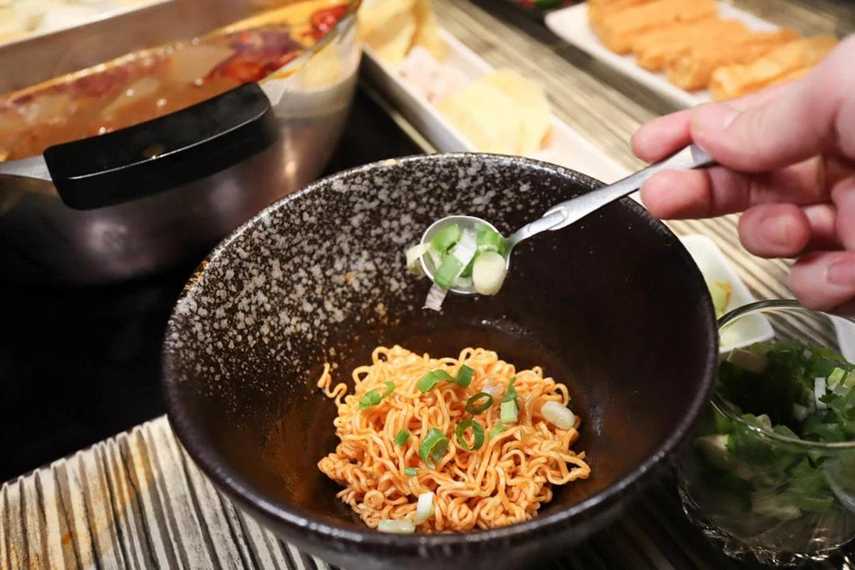 老饕才知道!隱藏版麻辣鍋「果凍鴨血」嫩到用刀叉吃,王子麵必加「迷迭香辣油」超銷魂 老饕才知道!隱藏版麻辣鍋「果凍鴨血」嫩到用刀叉吃,王子麵必加「迷迭香辣油」超銷魂