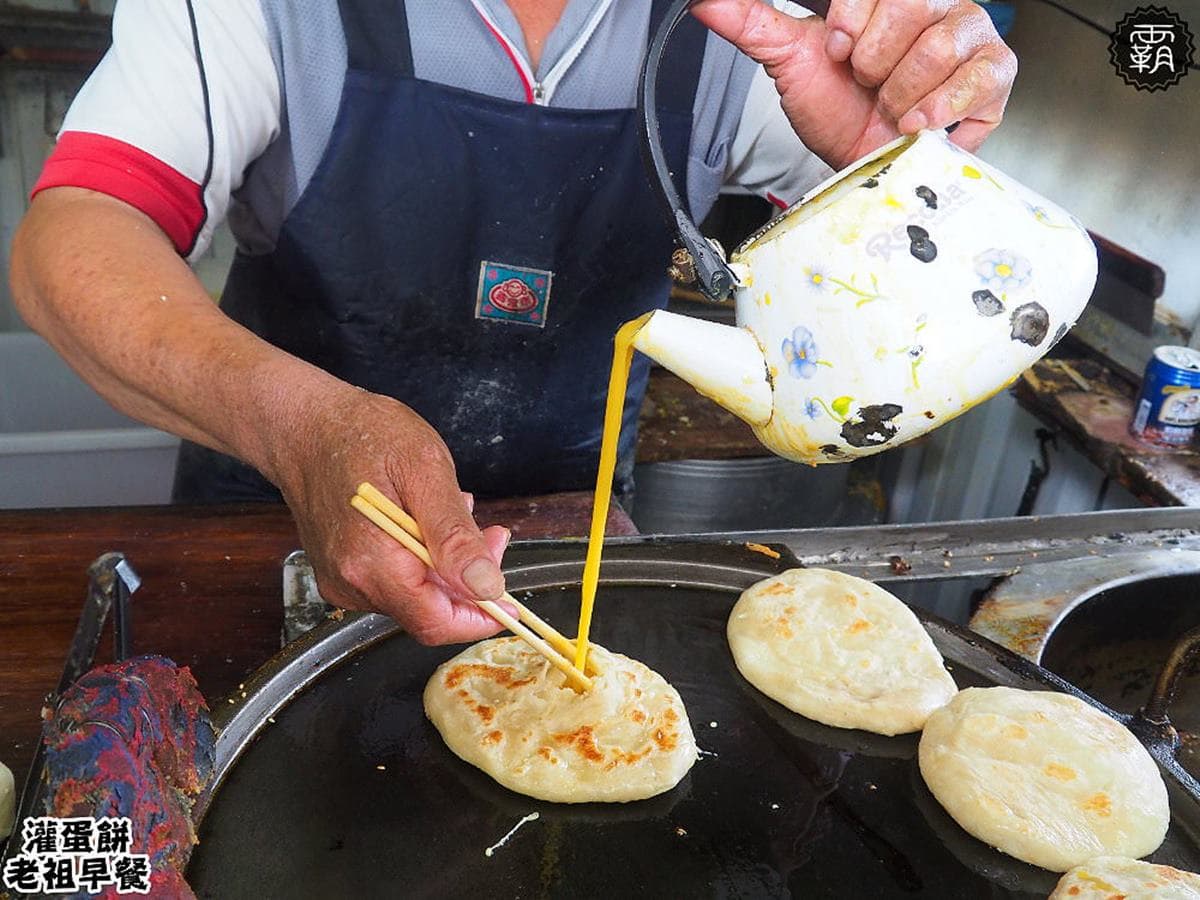 3小時完售!58年獨門「手工灌蛋餅」酥香扎實,淋上「東泉辣醬」鹹甜更唰嘴 3小時完售!58年獨門「手工灌蛋餅」酥香扎實,淋上「東泉辣醬」鹹甜更唰嘴