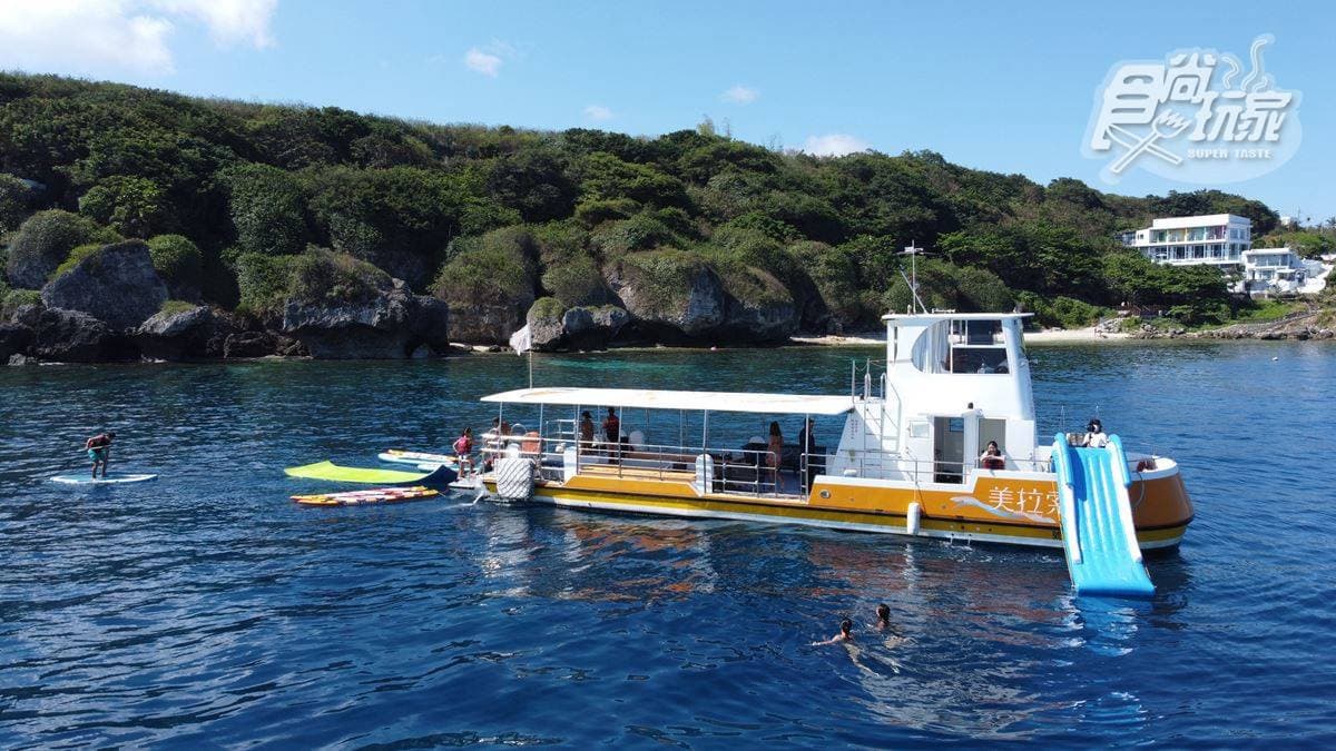 包船爽玩!「海上樂園」SUP、巨型溜滑梯通通有,水水IG必拍獨家「飄浮魔毯」