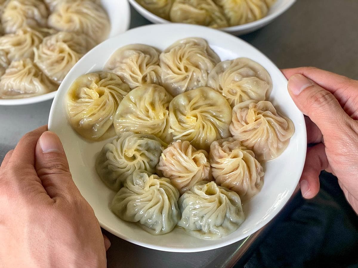 一咬就爆汁!隱身巷弄「手工湯包」皮薄餡料滿,嘗鮮必嗑濃郁九層塔、咖哩口味 一咬就爆汁!隱身巷弄「手工湯包」皮薄餡料滿,嘗鮮必嗑濃郁九層塔、咖哩口味