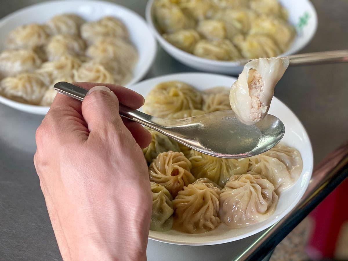 一咬就爆汁!隱身巷弄「手工湯包」皮薄餡料滿,嘗鮮必嗑濃郁九層塔、咖哩口味 一咬就爆汁!隱身巷弄「手工湯包」皮薄餡料滿,嘗鮮必嗑濃郁九層塔、咖哩口味