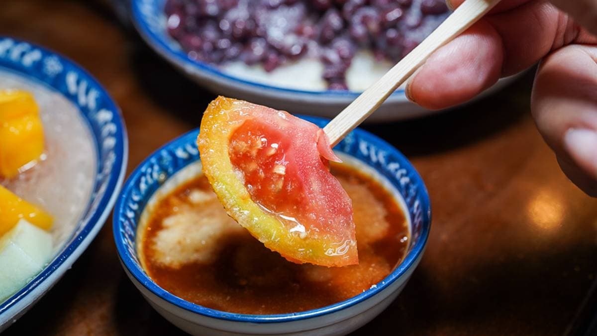 消夜吃得到!古早味冰果室「滿料水果冰」1盤只要50元,南部特有薑汁番茄也必嘗 消夜吃得到!古早味冰果室「滿料水果冰」1盤只要50元,南部特有薑汁番茄也必嘗