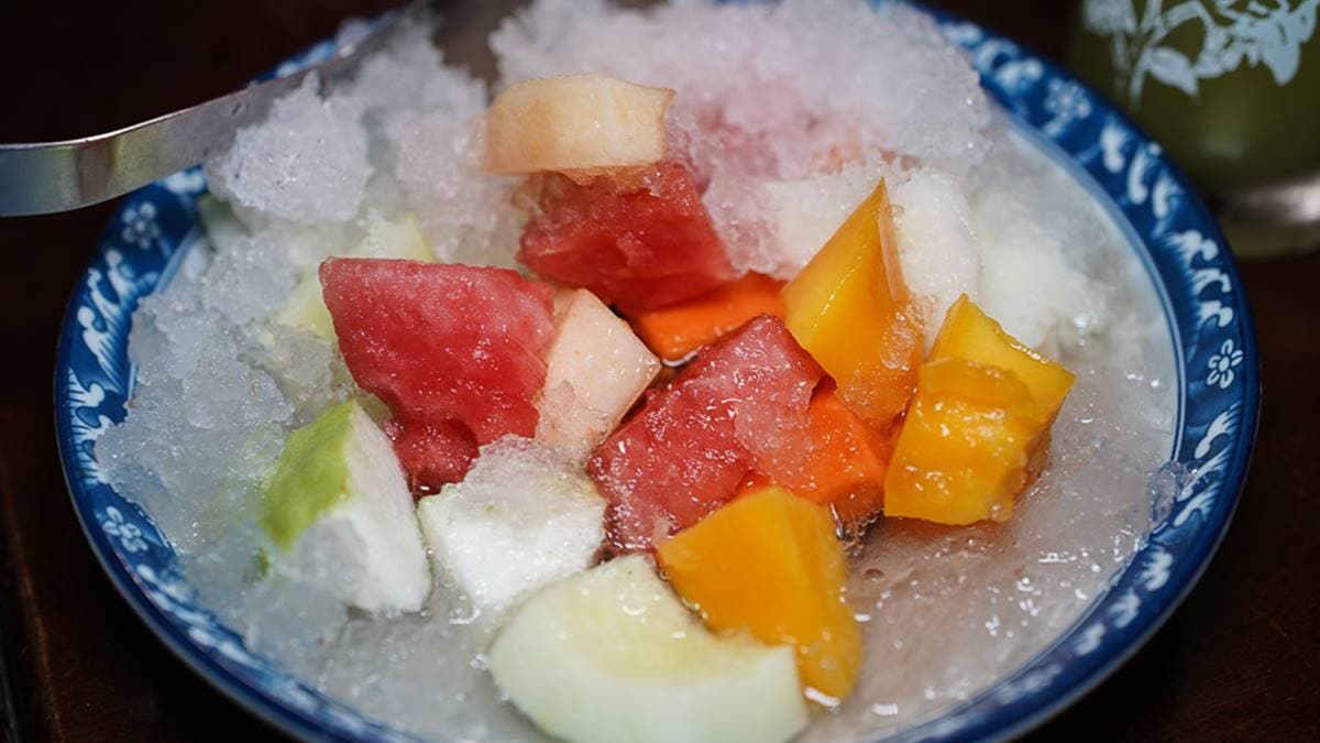 消夜吃得到!古早味冰果室「滿料水果冰」1盤只要50元,南部特有薑汁番茄也必嘗 消夜吃得到!古早味冰果室「滿料水果冰」1盤只要50元,南部特有薑汁番茄也必嘗