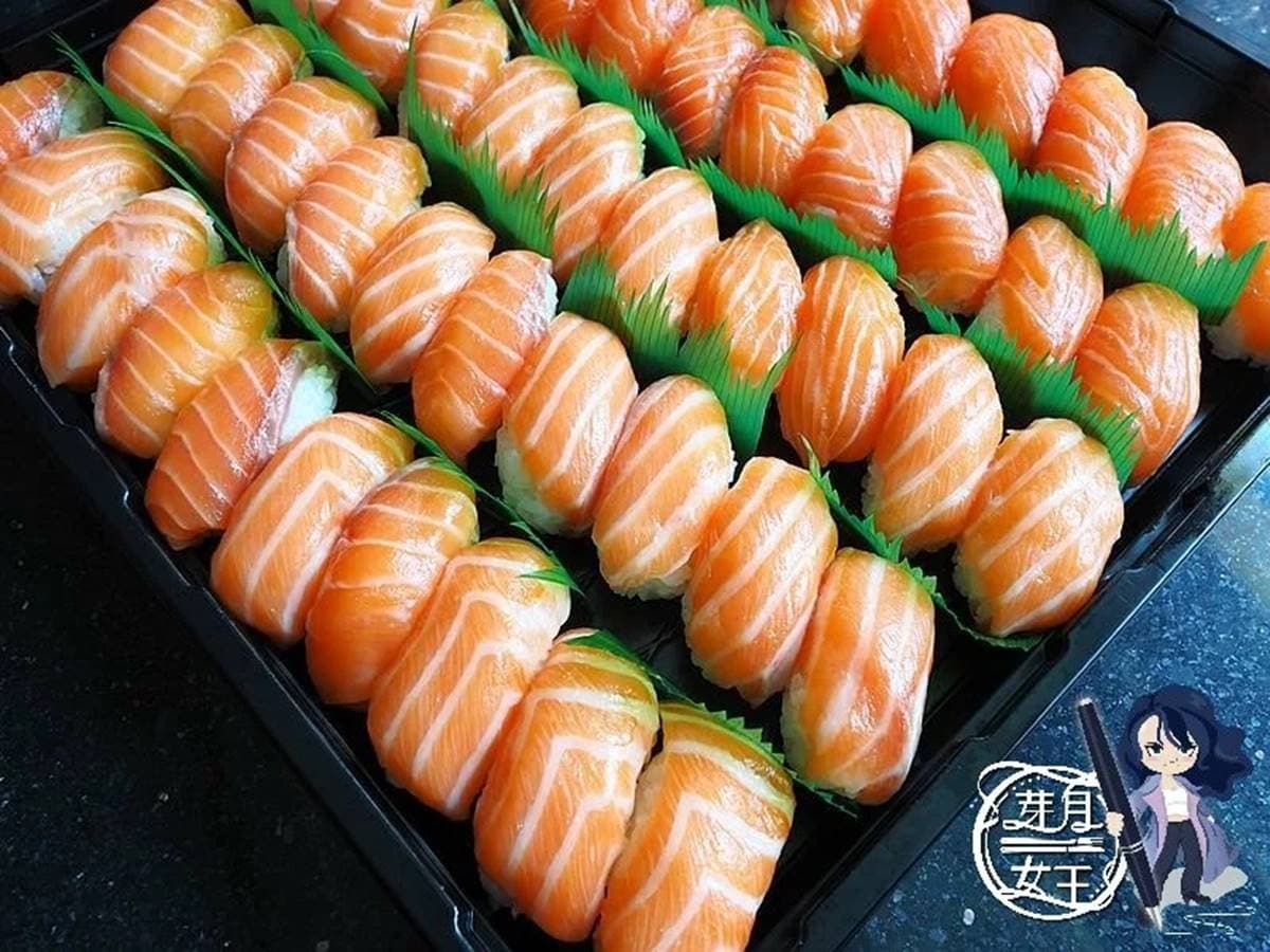 被燒肉耽誤的壽司店!50貫鮭魚握壽司只要850元,加200元吃得到2種「炙燒口味」 被燒肉耽誤的壽司店!50貫鮭魚握壽司只要850元,加200元吃得到2種「炙燒口味」