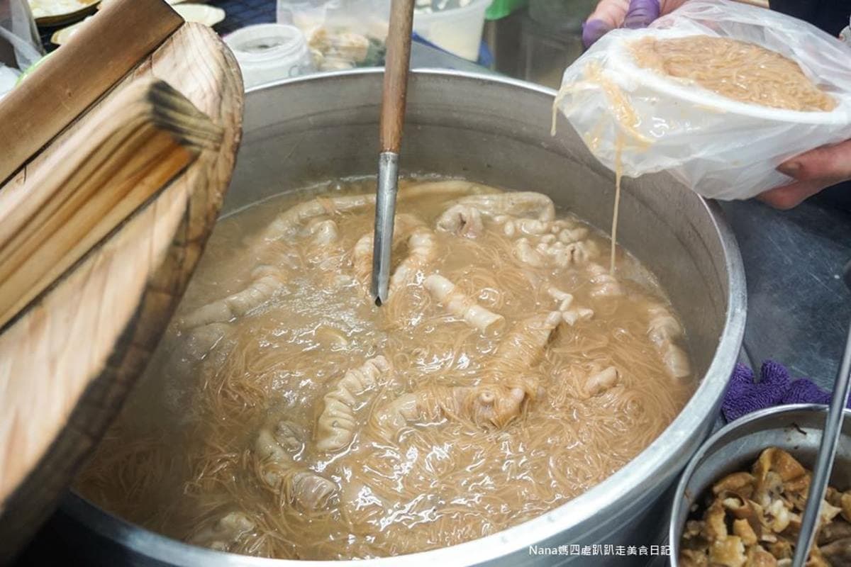 新莊人從小吃到大!30年「大腸麵線」選用現宰溫體豬,臭豆腐搭九層塔才對味 新莊人從小吃到大!30年「大腸麵線」選用現宰溫體豬,臭豆腐搭九層塔才對味