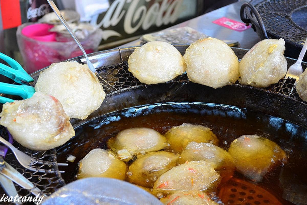 超有哏!彰化「肉圓包牛排」淋黑胡椒醬像在吃西餐,再搭祕方辣醬最對味 超有哏!彰化「肉圓包牛排」淋黑胡椒醬像在吃西餐,再搭祕方辣醬最對味