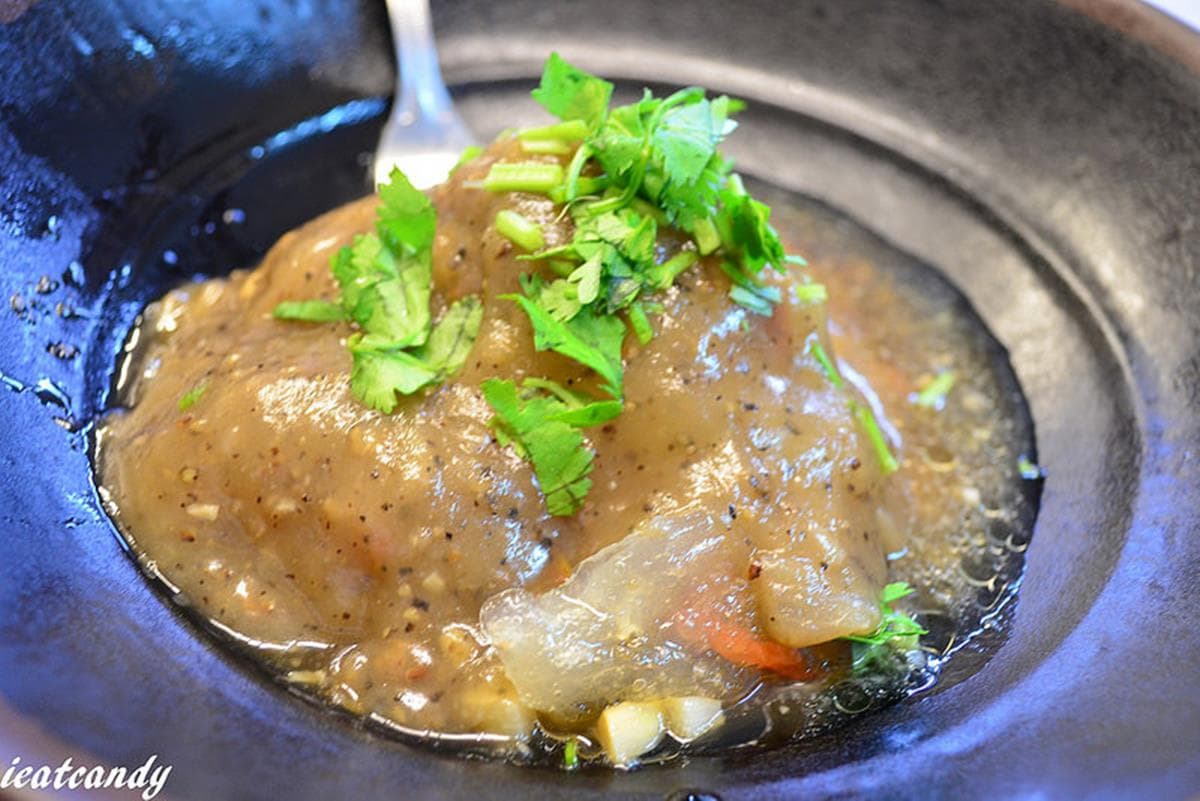 超有哏!彰化「肉圓包牛排」淋黑胡椒醬像在吃西餐,再搭祕方辣醬最對味 超有哏!彰化「肉圓包牛排」淋黑胡椒醬像在吃西餐,再搭祕方辣醬最對味