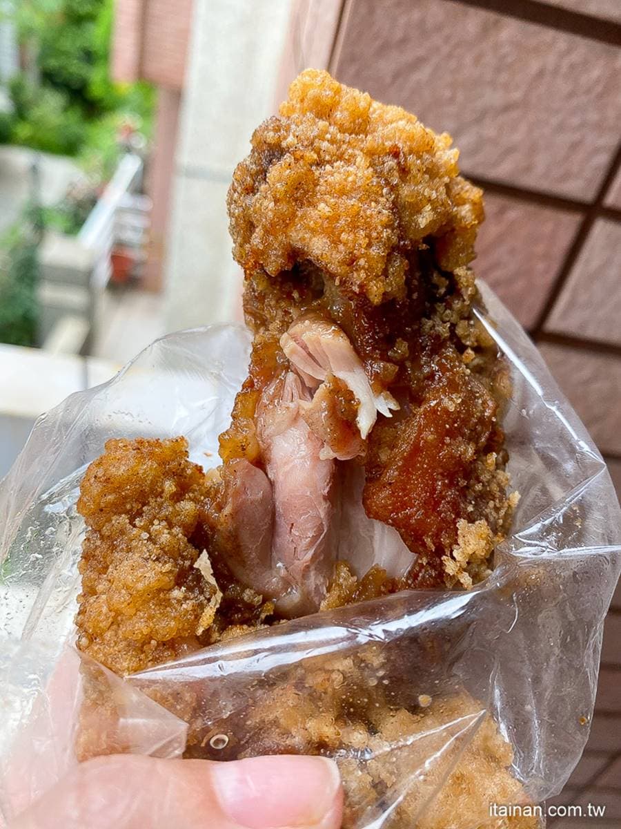 長榮學生最愛!台南古早味「蒜頭飯+炸排骨」只要55元,35元炸雞腿也必點 長榮學生最愛!台南古早味「蒜頭飯+炸排骨」只要55元,35元炸雞腿也必點