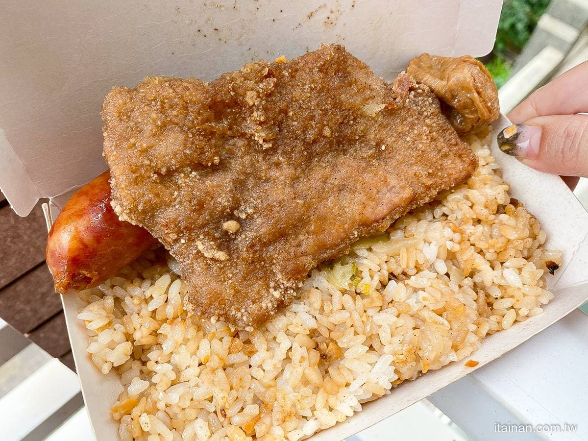 長榮學生最愛!台南古早味「蒜頭飯+炸排骨」只要55元,35元炸雞腿也必點 長榮學生最愛!台南古早味「蒜頭飯+炸排骨」只要55元,35元炸雞腿也必點